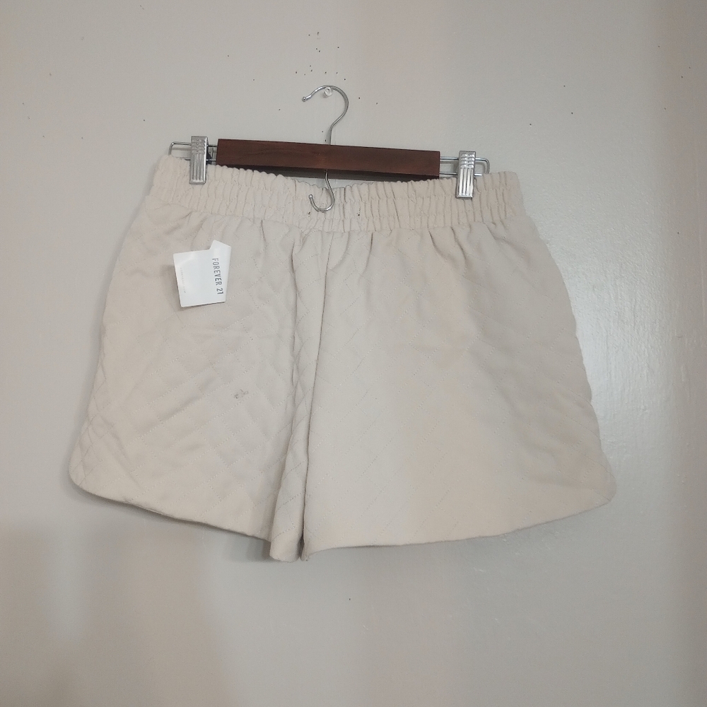 Forever 21 Women's Quilted Shorts NWT - Picture 4 of 6